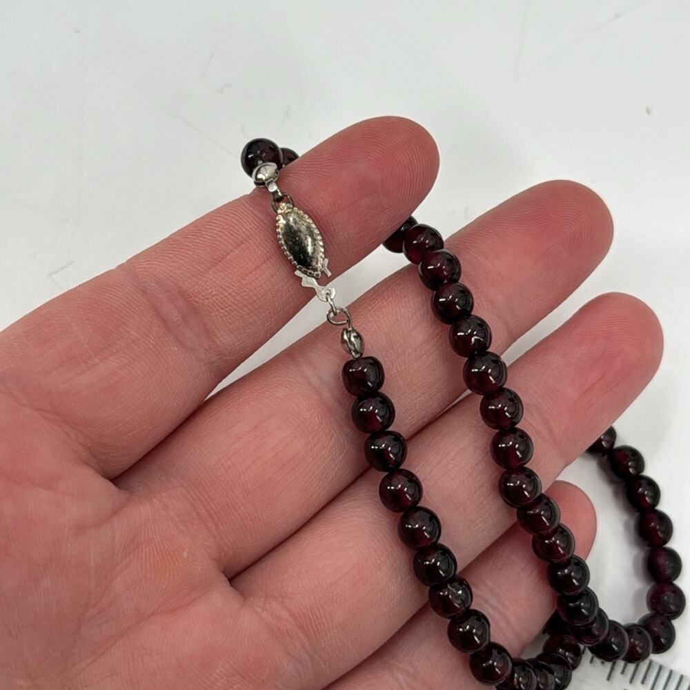 Burgundy glass beaded necklace - Picture 2 of 4